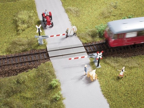 Bahnübergang mit halbschranke - bahnübergang,